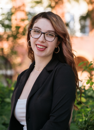 elayna headshot